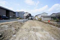 カースペースは停めやすい並列駐車3台付き。