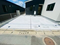 ンプルでいつまでも飽きのこないデザインが周囲の環境に調和し、どんなご家族にもフィットするデザインです。