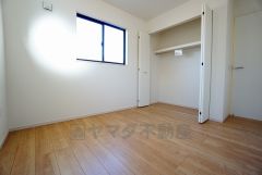 同仕様写真。明るい洋室です。ナチュラル色のフローリングで開放的な優しい雰囲気になっています＾＾ベッドや机、ＴＶを置いてもゆとりのある広さです。