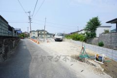 前面道路は西側約4ｍ。交通量が少ないため小さなお子様がいるご家庭でも安心に過ごせます＾＾