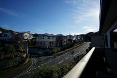 高台の立地で回りに高い建物もなく、眺望、陽当たり良好です。 2階バルコニーからの眺望です。前面に遮るものがなく景色を一望できます。