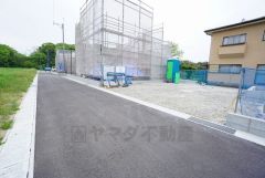 前面道路は居住者のみの通行で交通量が少なく小さなお子様がいるご家庭も安心です＾＾ 大型車両の交通も無く静かで快適な生活を送れます＾＾