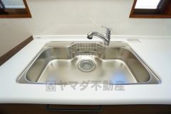 広々とした凸型シンクに洗剤ポケットを標準装備。大きなお鍋など洗いやすいです。洗剤や石鹸、スポンジもすっきりできる収納付き。