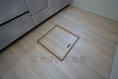 リビングにある床下収納。時々使用するキッチン用品や生活用品の収納に便利。