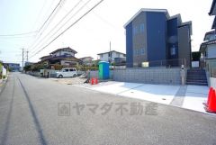 前面道路は交通量が少なく小さなお子様がいるご家庭も安心です＾＾前面道路は5ｍと駐車もスムーズにできます＾＾停めやすい並列2台駐車出来ます。
