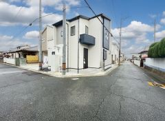 前面道路は、公道西側約4.6ｍ、北側6.1ｍ。