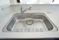 広々とした凸型シンクに洗剤ポケットを標準装備。大きなお鍋など洗いやすいです。洗剤や石鹸、スポンジもすっきりできる収納付き。