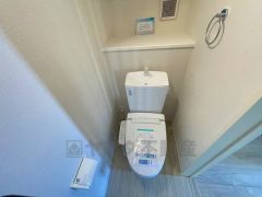 温水洗浄機付トイレです。節水機能もあるので、安心して使えますね。もちろん、1階2階の2ヶ所にトイレがあるので、忙しい朝にもゆとりができますね。