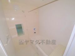 1坪サイズの浴室は、足をのばしてリラックスできます。浴室乾燥機付きなので、雨の日も気にせず洗濯物が干せます。
