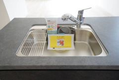 広々とした凸型シンクに洗剤ポケットを標準装備。大きなお鍋など洗いやすいです。洗剤や石鹸、スポンジもすっきりできる収納付き。