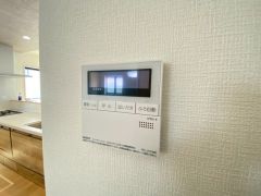 キッチン横からお湯張り、追い炊き、足し湯がボタン一つで楽々操作できる給湯機リモコンです＾＾忙しい夕飯の準備の時間帯に重宝しますね。