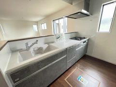 対面式カウンターキッチンでお子様の様子が見守れます。カウンタートップは耐熱性に優れており、日ごろのお掃除もふき取るだけでＯＫ。ステンレスシンクも簡単にお掃除できますよ。