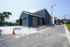前面道路は居住者のみの通行で交通量が少なく小さなお子様がいるご家庭も安心です＾＾ 大型車両の交通も無く静かで快適な生活を送れます＾＾