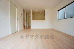 同仕様写真。対面式キッチンを中心としたリビングダイニングで家族の会話が弾みそうです。
