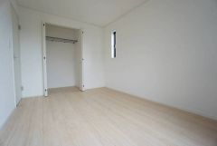 住む人のこだわりを活かす洋室＾＾日当たりがよく、寝室としての利用もおすすめ。広めのクローゼットもあり荷物もすっきり片付けれ、ゆとりのある暮らしが出来ます＾＾