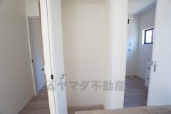 キッチン横可動棚式パントリー。食器やキッチン用品、食料品の保存に便利です＾＾可動棚式なので高さのある物もスッキリ収納できます＾＾