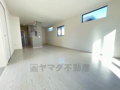 リビングは広々とした設計で、家族が集い、寛ぐ暮らしの空間を演出しています。将来にわたって住みやすくプランニングを重ねて設計された間取で日々の生活をしやすい導線を考えた居住空間を創り上げております＾＾