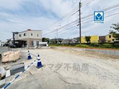 イオン福岡まで車で約6分（1.9ｋｍ）ショッピングや映画鑑賞などで楽しめます＾＾西鉄バス片峰新橋停徒歩3分＾＾並列駐車2台＾＾