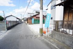 前面道路は公道西側約4.2ｍ。カースペース並列3台。WICとバルコニー2ヵ所有。イオン穂波ショッピングセンター徒歩4分＾＾車で約1分（300ｍ）お買い物に便利です＾＾