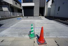 カースペースは停めやすい並列駐車2台付き。急な来客時も安心です＾＾ 前面道路は6ｍ～と駐車がスムーズにできます＾＾