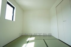 同仕様写真。リビング隣には、ホッとできる和室を用意。お子様のお昼寝スペースや書斎としてなど、いろいろとお使い頂けます。