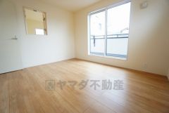 ベッドや机、ＴＶを置いてもゆとりのある広さです。