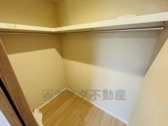 ハンガーパイプ付で散らかりがちな洋服類もきれいに整理できます。使用頻度が少ないものは枕棚の上に、足元には3段ボックスを置いて、フル活用できるクローゼットです＾＾