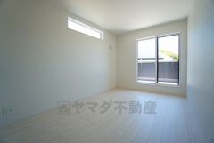 2面採光を確保した明るい室内は、風通しも良く、大変居心地の良い空間となっております。爽やかな風を感じて起きる朝は、快適生活の始まりに。