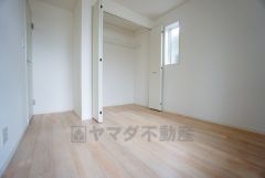 同仕様写真。木目調のシンプルデザインで落ち着きと安らぎの空間に仕上げています。各部屋に収納が完備されているので、お荷物が多くなっても安心の設計です。