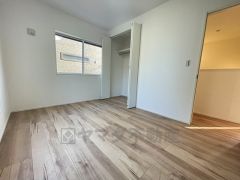 明るい洋室です。ナチュラル色のフローリングで開放的な優しい雰囲気になっています＾＾ベッドや机、ＴＶを置いてもゆとりのある広さです。