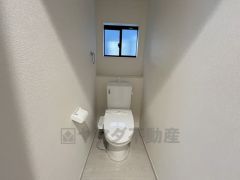 ウォシュレット付トイレです。節水機能もあるので、安心して使えますね。もちろん、1階2階の2ヶ所にトイレがあるので、忙しい朝にもゆとりができますね。