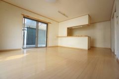 広々とした設計で、家族が集いやすく、くつろぎやすいリビングです。キッチンとダイニングの動線が近く、持ち運びに便利です。