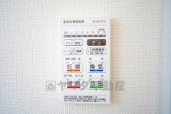 同仕様写真。浴室暖房乾燥機には、暖房、乾燥、涼風、換気の4つの機能が付いています。タイマー付きです。