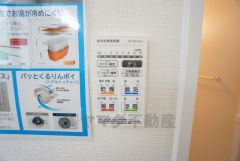 雨の日の洗濯も安心できる浴室暖房乾燥機付き浴室。リモコンで操作もボタン1つで簡単。 浴室暖房乾燥機には、暖房、乾燥、涼風、換気の4つの機能が付いています。タイマー付きです。