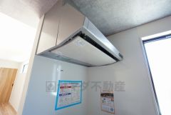 調理により発生する油煙や臭いを吸い込み、屋外へ排気してくれます。
