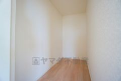 収納力豊富なウォークインクローゼット付き。洋服や小物などを1箇所にまとめて美しい収納を実現します。