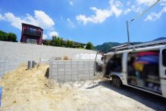 カースペースは停めやすい並列駐車2台付き。ご夫婦で1台ずつ所有できます＾＾ 前面道路は6ｍと駐車がスムーズにできます＾＾