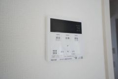 給湯器リモコンはキッチン横からボタンひとつで操作が楽々。通話ボタン付きでお子様とも会話ができて安心です。