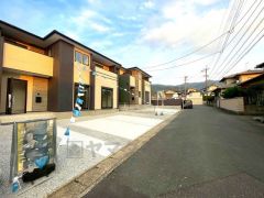 前面道路は公道南側約6ｍ、北側約11.9ｍ。