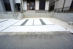 駐車スペースはゆとりある2台分を確保。マイカー用に、お客さま用に、余裕を持ってご利用いただけます。