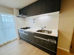 カウンタートップは耐熱性に優れており、日ごろのお掃除もふき取るだけでＯＫ。ステンレスシンクも簡単にお掃除できますよ。