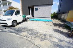 カースペースは停めやすい並列駐車2台付き。