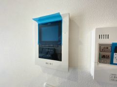 ドアを開けずに来訪者を確認できるモニター付インターフォン。防犯はもちろん、セールスマン対策にもなりますね＾＾