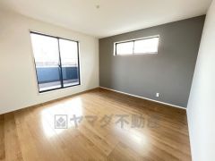 住む人のこだわりを活かす洋室＾＾日当たりがよく、寝室としての利用もおすすめ。広めのクローゼットもあり荷物もすっきり片付けれ、ゆとりのある暮らしが出来ます＾＾