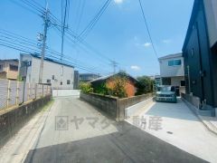 前面道路は交通量が少なく小さなお子様がいるご家庭も安心です。