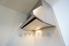 コンロ上には換気扇完備＾＾すぐ横に小窓が設けられているので、換気扇と合わせてWで換気できます＾＾