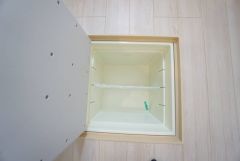 キッチンに床下収納があります。長期保存ができるもの、調理器具、防災グッズを入れておくのもいいですね。