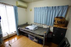 暖かい日差しが差し込む洋室。たっぷり収納できるクローゼット付きでお部屋の中をすっきりと快適に保てます。