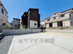 前面道路は大型車両の交通も少なく、静かで快適な生活を送れます＾＾ カースペースは停めやすい並列駐車2台付き。