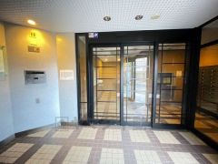 エントランスはオートロック付きで安心のセキュリティ。 住まう方やご家族が快適に暮らせる環境がそろっています＾＾